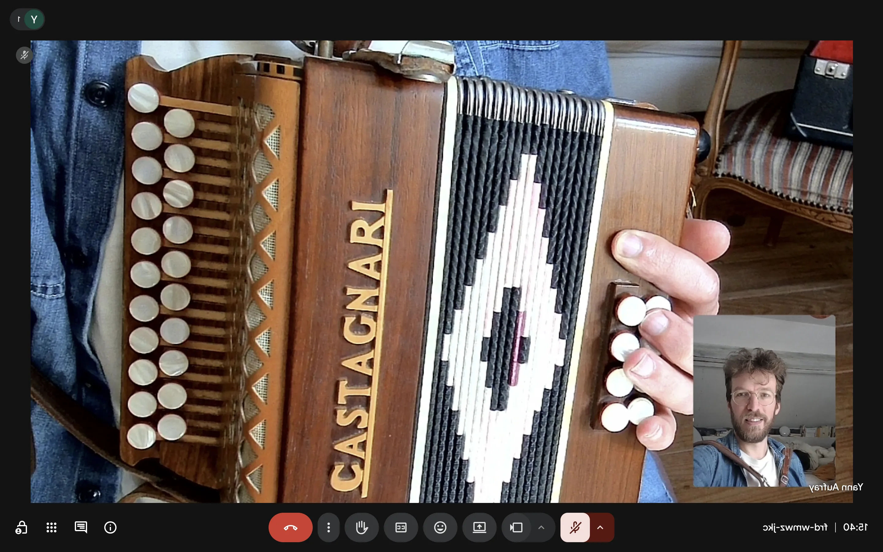 Vue élève en cours en ligne — gros plan sur le clavier et le soufflet, vue d'ensemble en incrustation